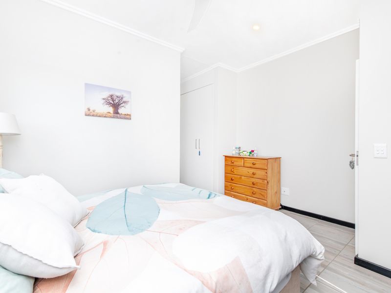 Exquisite One Bedroom Apartment in Lonehill East - Photo 8