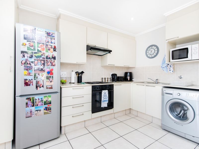 Exquisite One Bedroom Apartment in Lonehill East - Photo 4