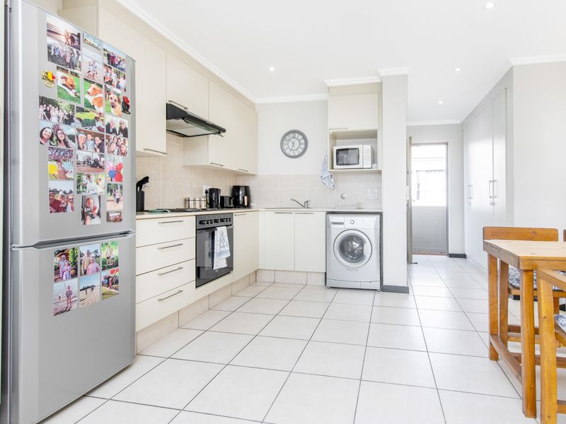 Exquisite One Bedroom Apartment in Lonehill East - Photo 5