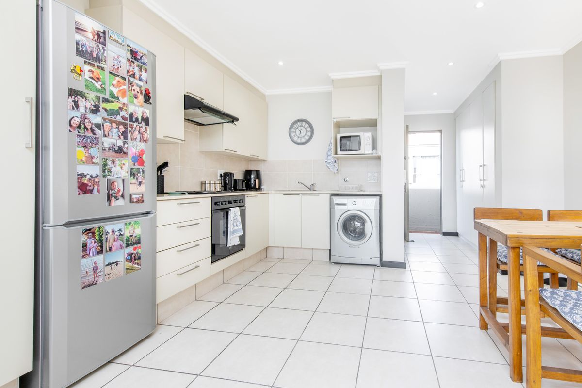 Exquisite One Bedroom Apartment in Lonehill East - Photo 5