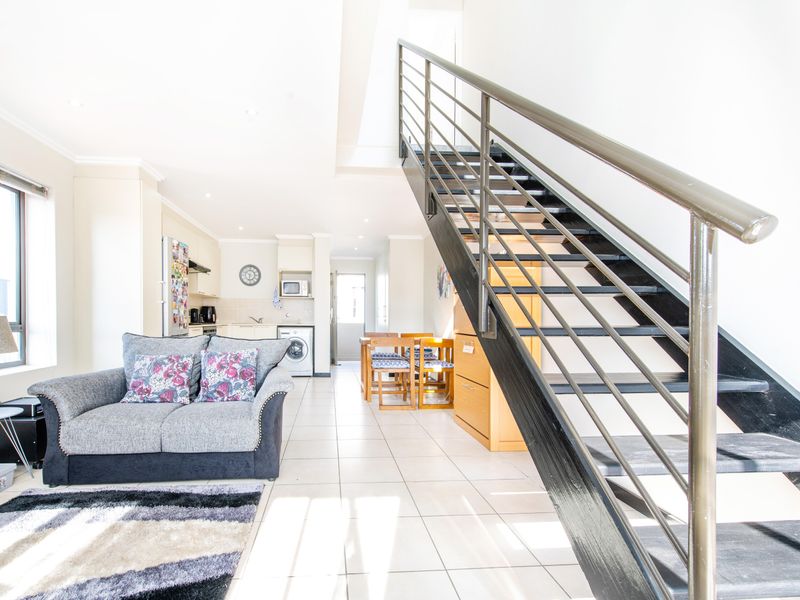 Exquisite One Bedroom Apartment in Lonehill East - Photo 3