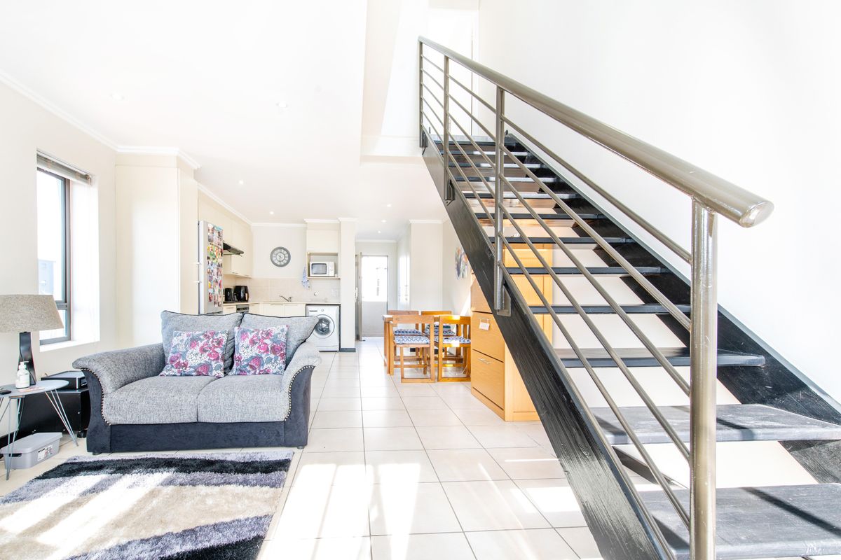 Exquisite One Bedroom Apartment in Lonehill East - Photo 3