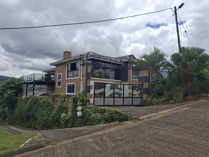 Exquisite 4 Bedroom Home - Photo 3