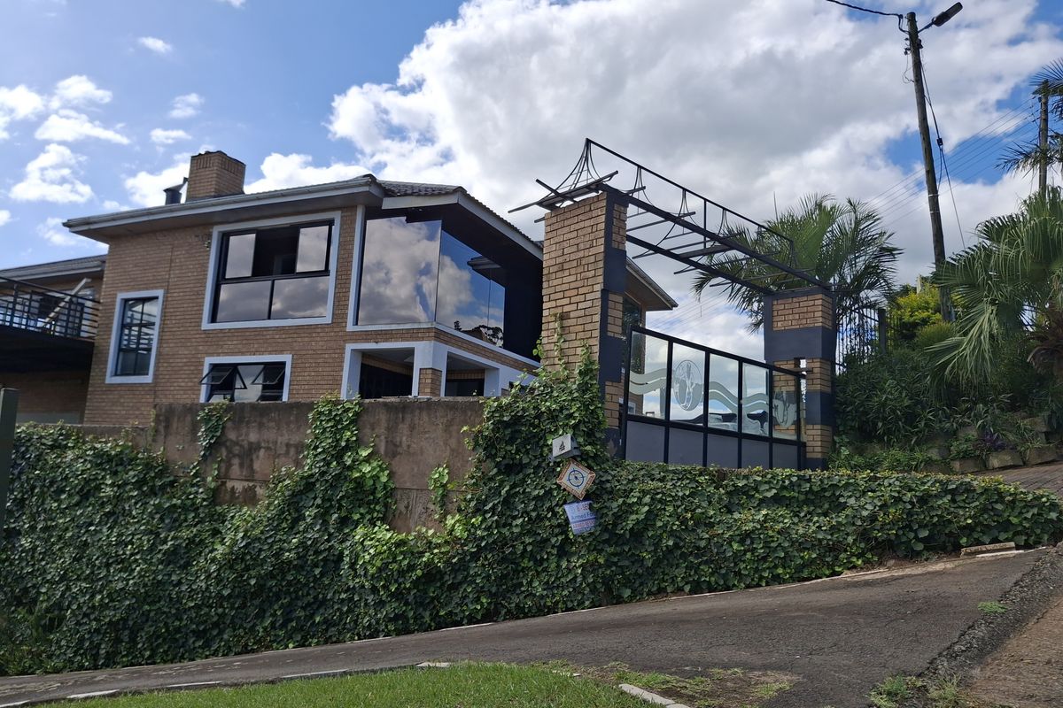 Exquisite 4 Bedroom Home - Photo 2