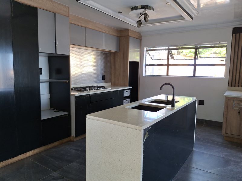 Exquisite 4 Bedroom Home - Photo 7