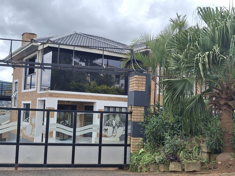 Exquisite 4 Bedroom Home - Photo 6