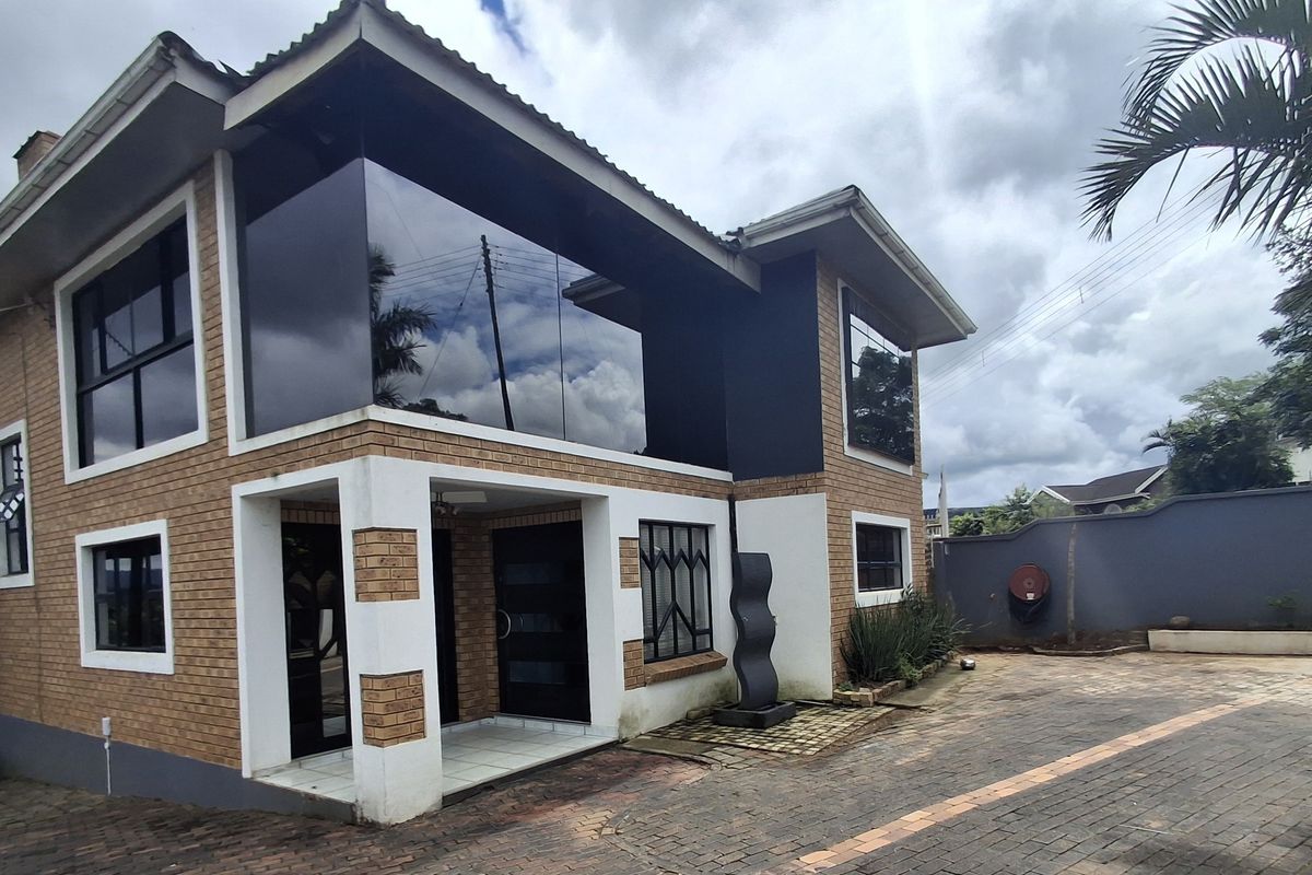 Exquisite 4 Bedroom Home - Photo 4