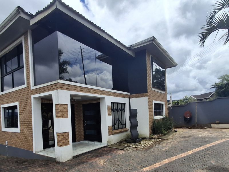 Exquisite 4 Bedroom Home - Photo 4