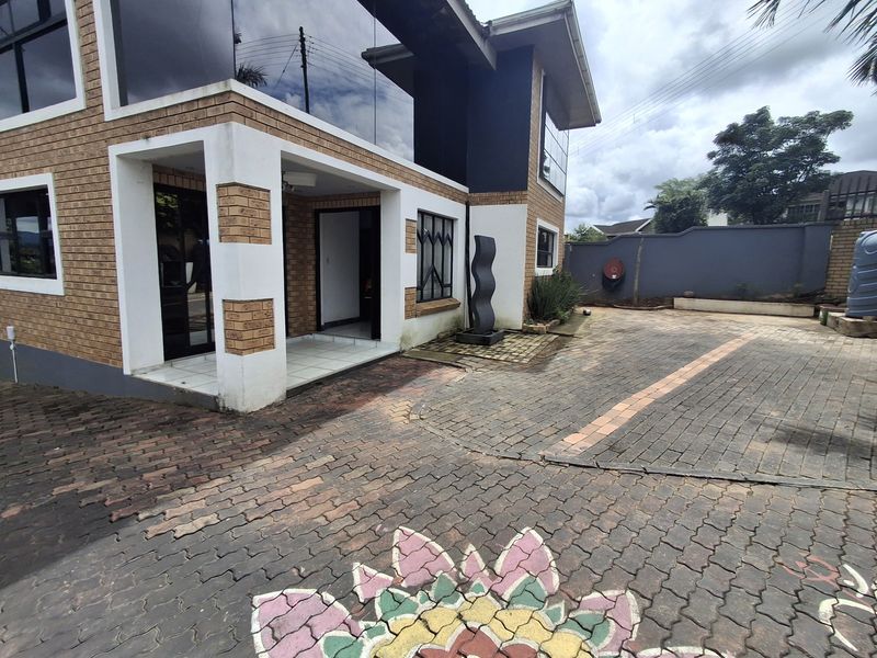 Exquisite 4 Bedroom Home - Photo 5