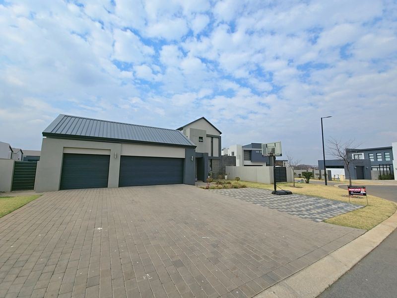 4 Beds plus a Staff room. - Photo 3