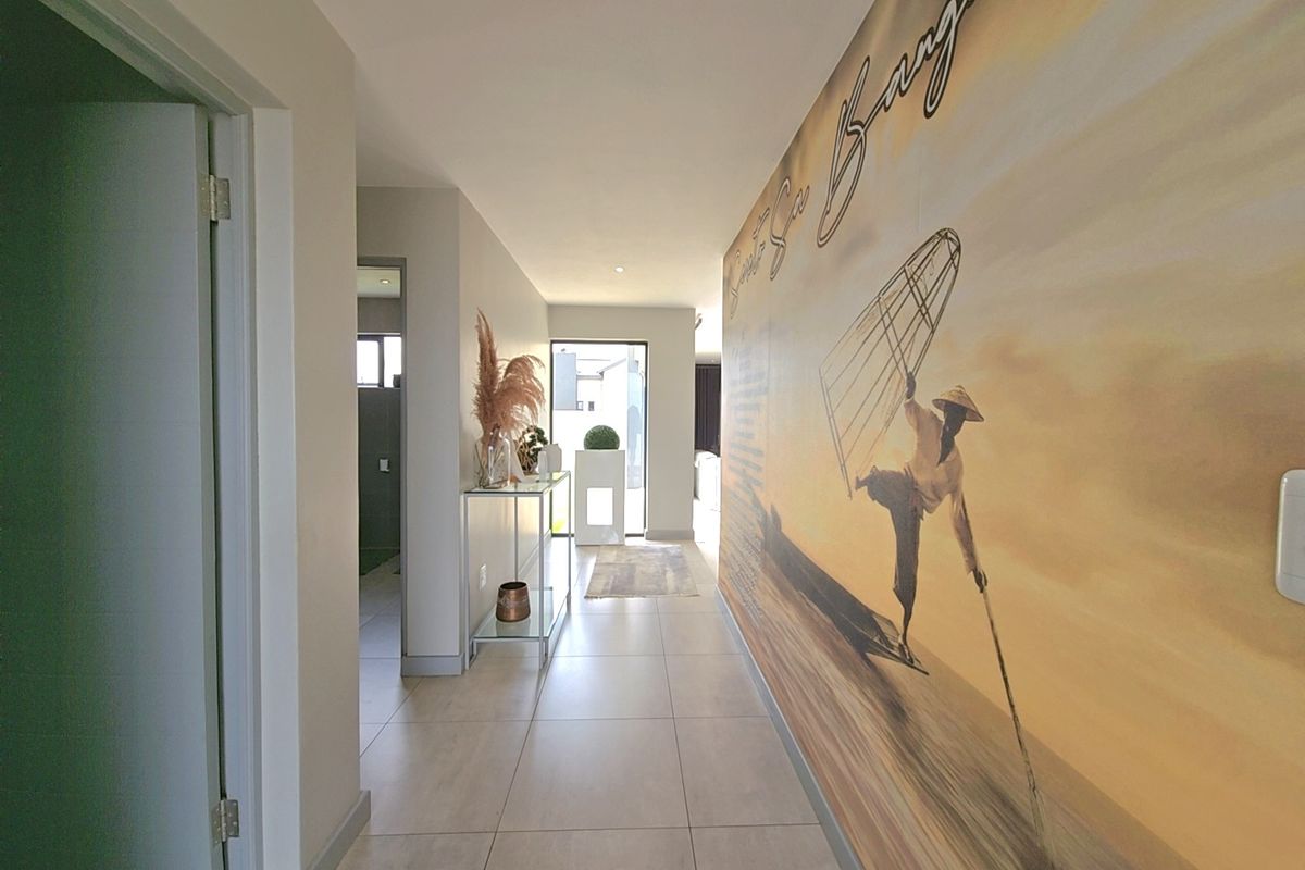 4 Beds plus a Staff room. - Photo 4