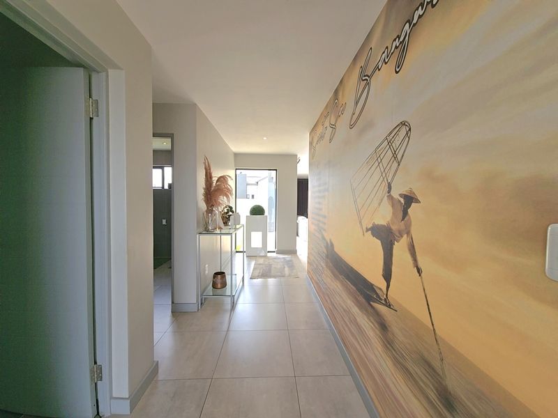 4 Beds plus a Staff room. - Photo 4