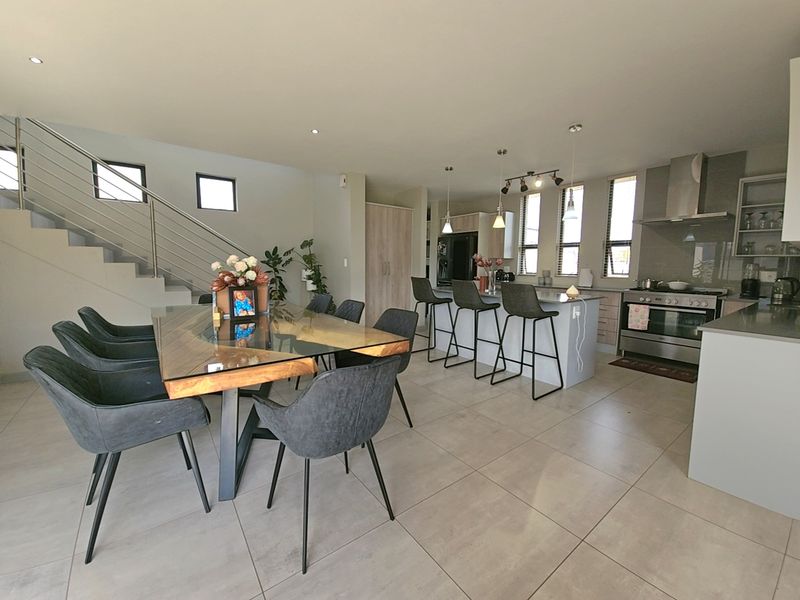 4 Beds plus a Staff room. - Photo 8