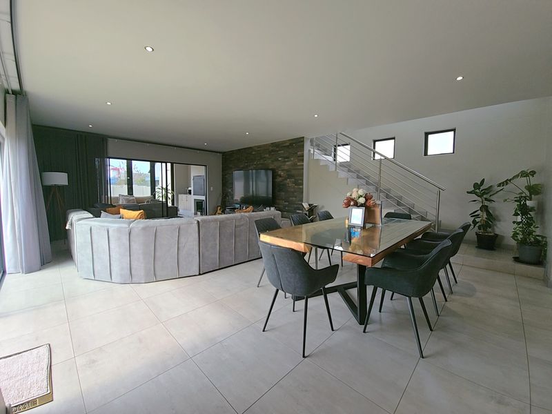 4 Beds plus a Staff room. - Photo 7