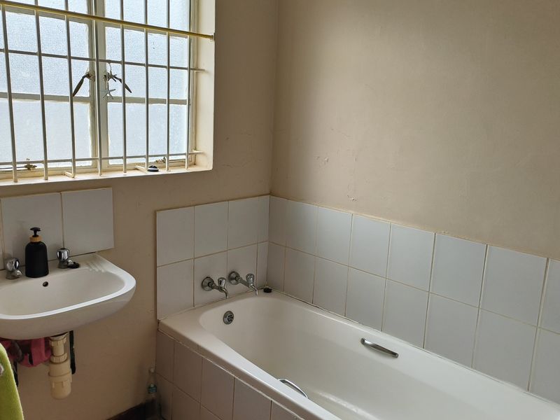 Two Bedroom apartment for Sale a perfect Investment opportunity, situated on the first floor - Photo 10