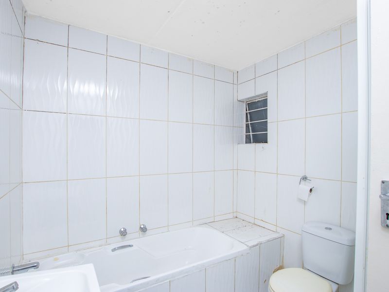 Attractive Ground Floor Apartment in Ille De Capri Complex. - Photo 9