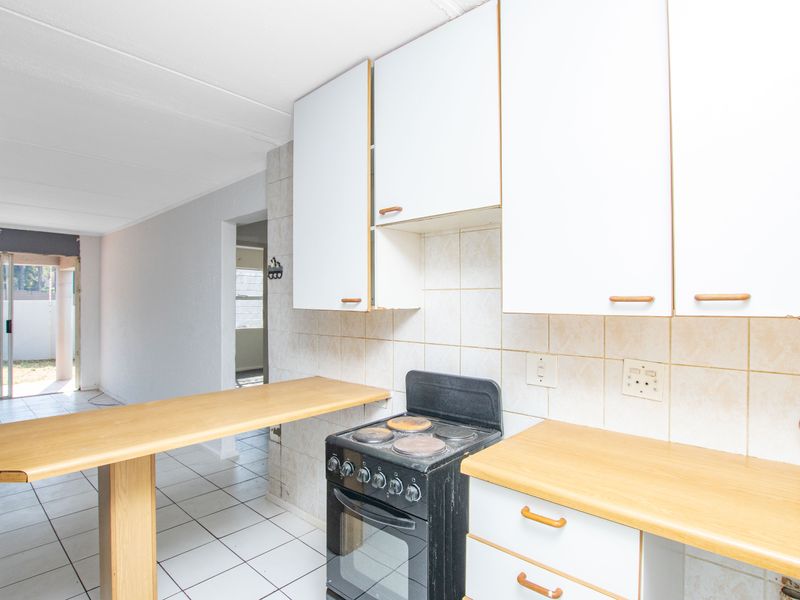 Attractive Ground Floor Apartment in Ille De Capri Complex. - Photo 3