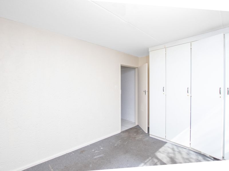 Attractive Ground Floor Apartment in Ille De Capri Complex. - Photo 8