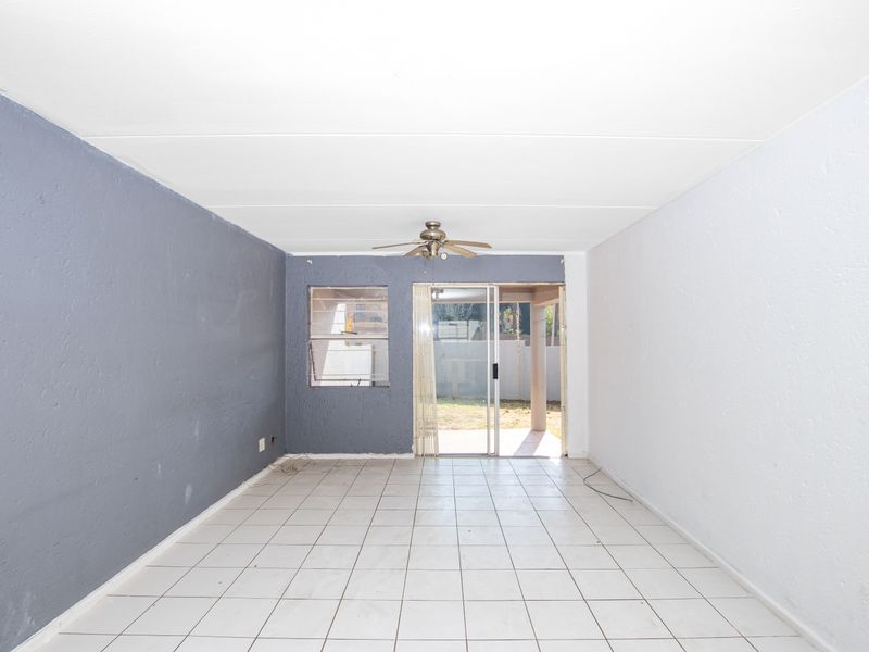 Attractive Ground Floor Apartment in Ille De Capri Complex. - Photo 4