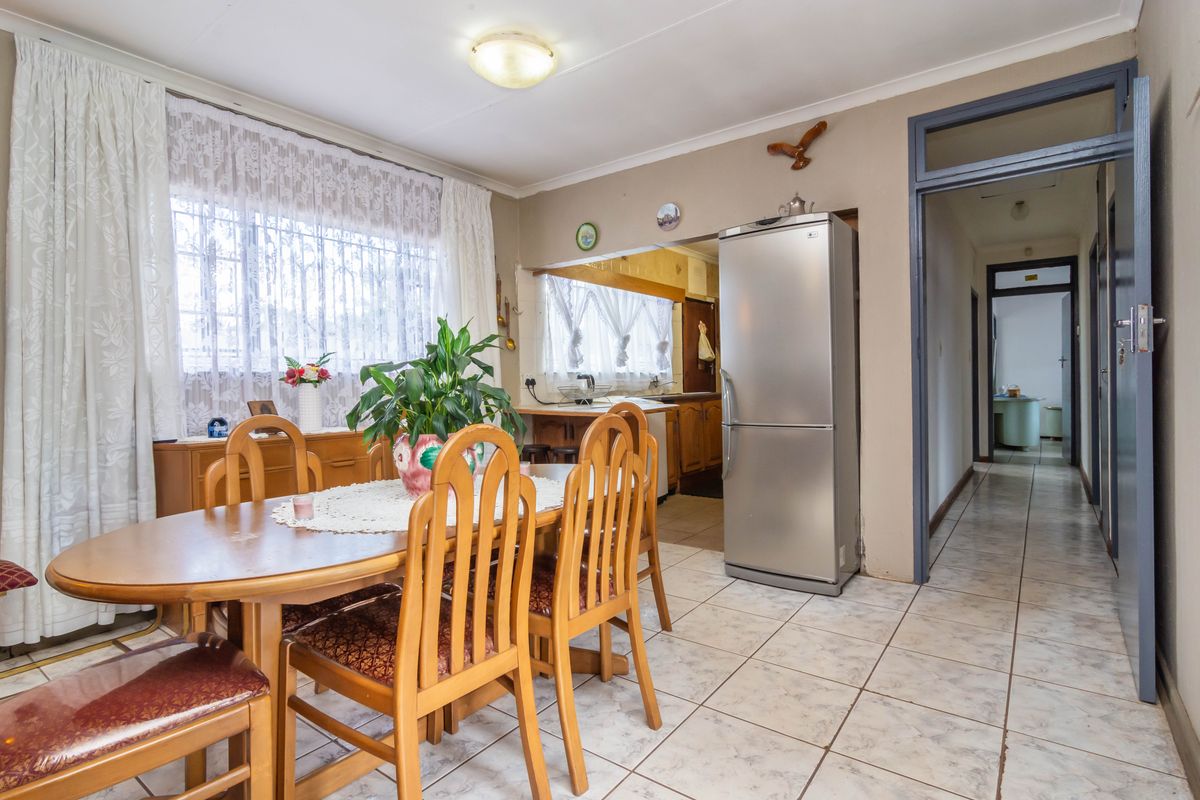 Charming Corner 3-Bedroom Home on Spacious Corner Stand in Fleurhof - Photo 4