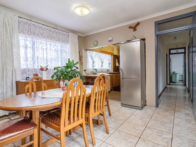 Charming Corner 3-Bedroom Home on Spacious Corner Stand in Fleurhof - Photo 4