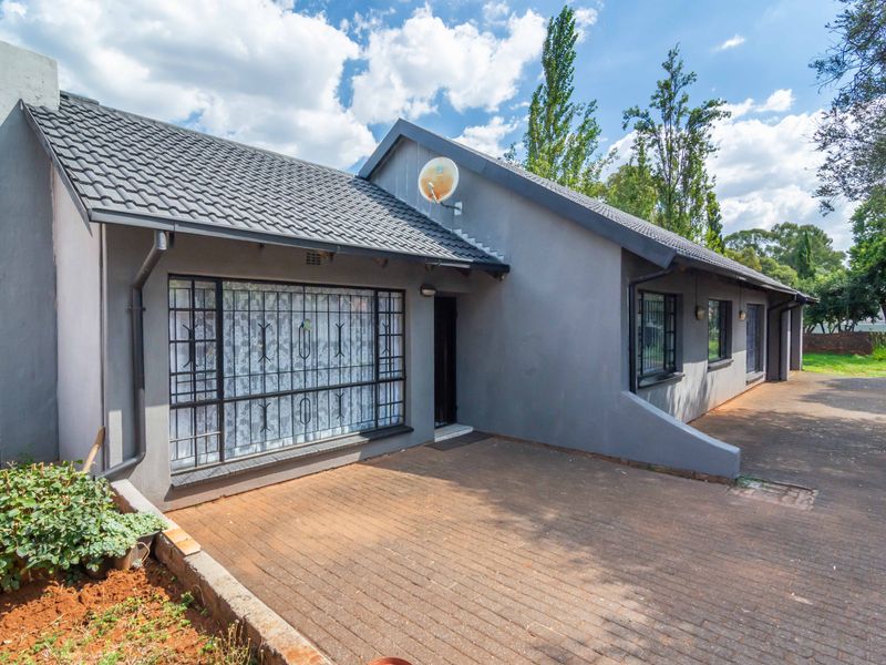 Charming Corner 3-Bedroom Home on Spacious Corner Stand in Fleurhof - Photo 2