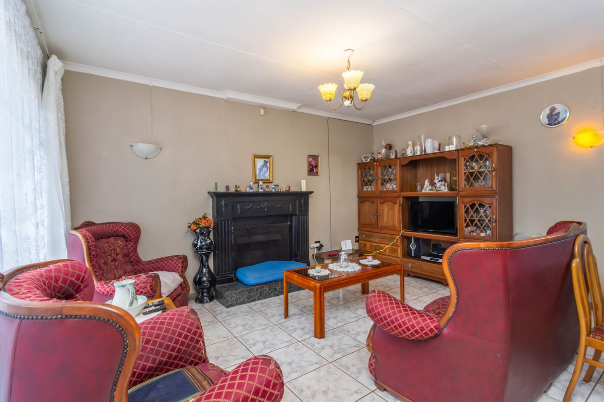 Charming Corner 3-Bedroom Home on Spacious Corner Stand in Fleurhof - Photo 5