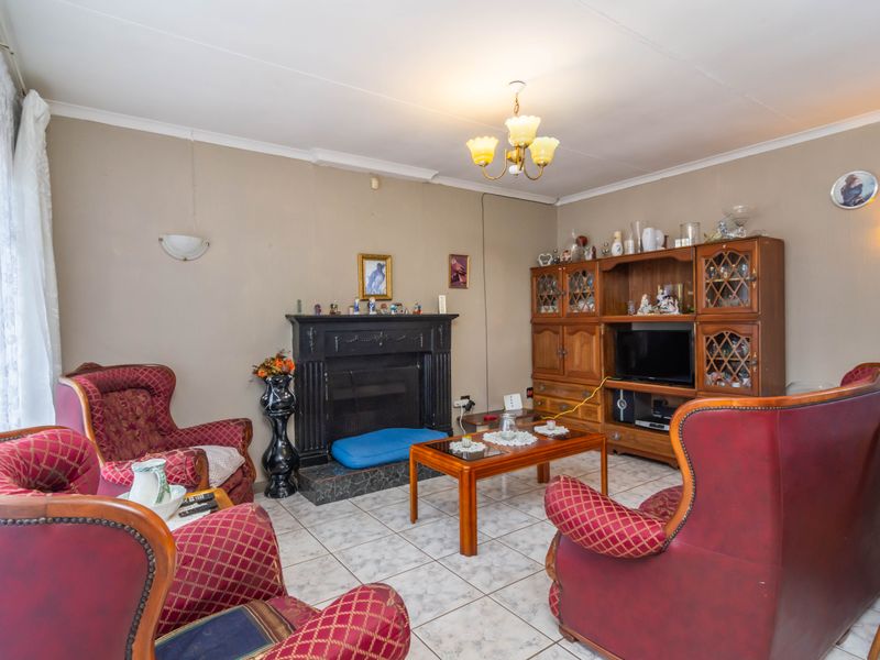 Charming Corner 3-Bedroom Home on Spacious Corner Stand in Fleurhof - Photo 5