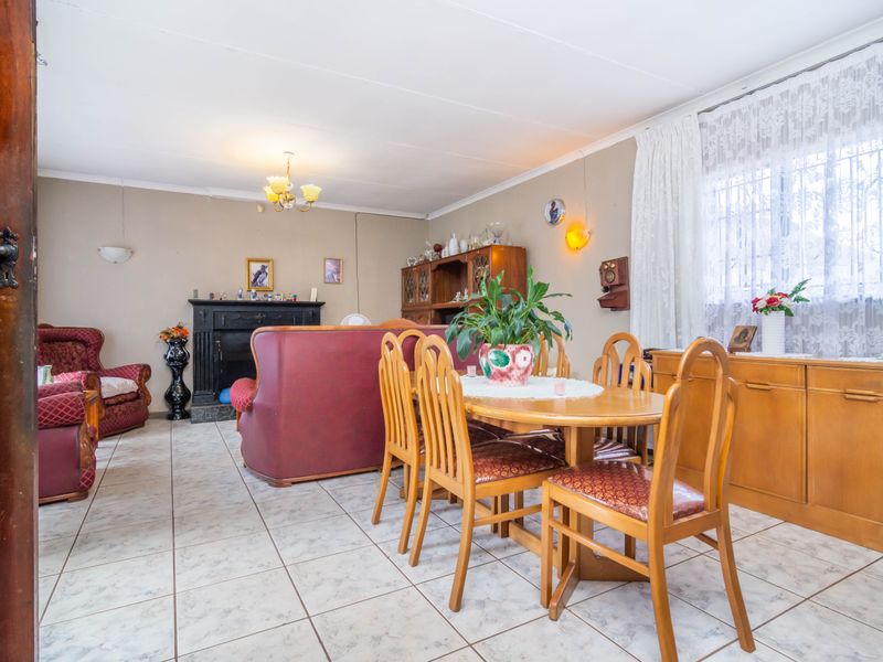 Charming Corner 3-Bedroom Home on Spacious Corner Stand in Fleurhof - Photo 10