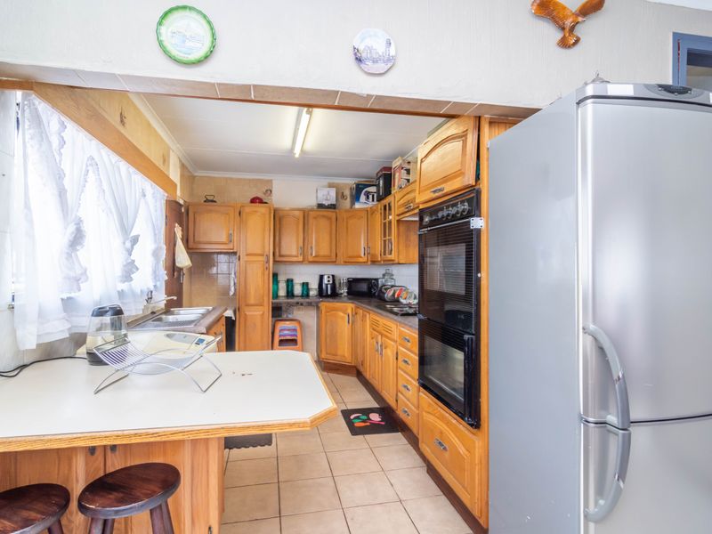 Charming Corner 3-Bedroom Home on Spacious Corner Stand in Fleurhof - Photo 9