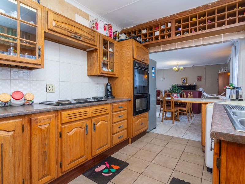 Charming Corner 3-Bedroom Home on Spacious Corner Stand in Fleurhof - Photo 7