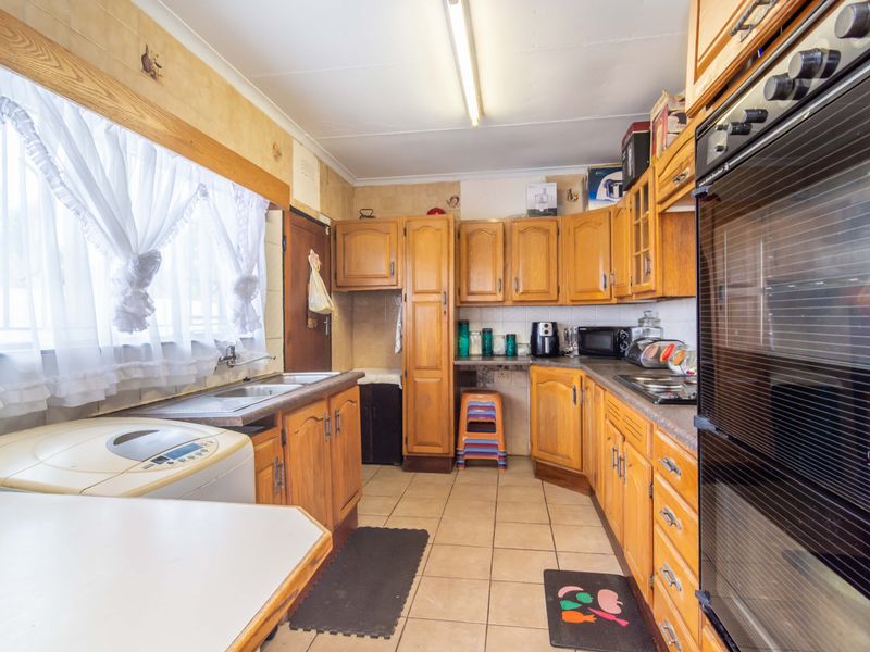 Charming Corner 3-Bedroom Home on Spacious Corner Stand in Fleurhof - Photo 8