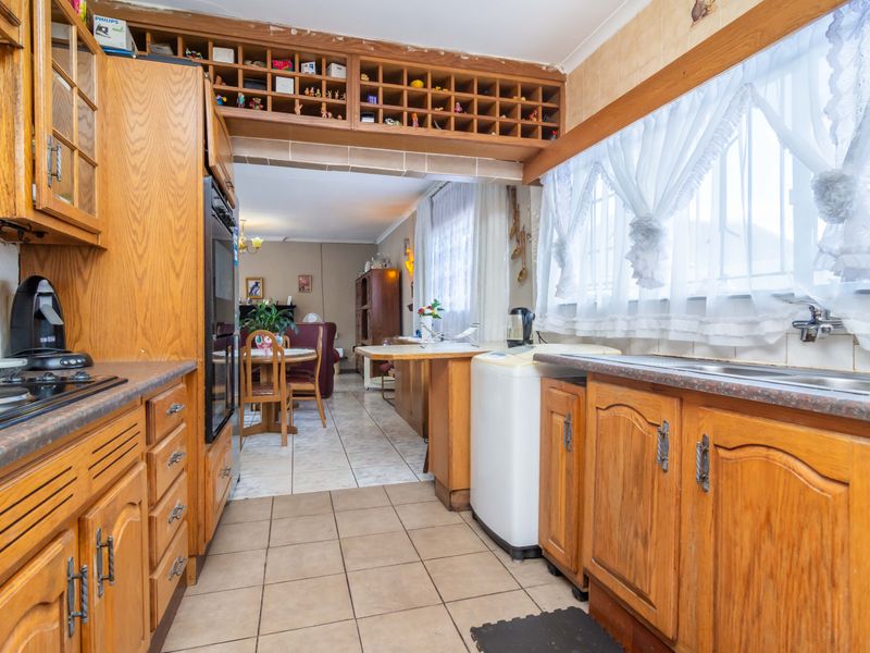 Charming Corner 3-Bedroom Home on Spacious Corner Stand in Fleurhof - Photo 6