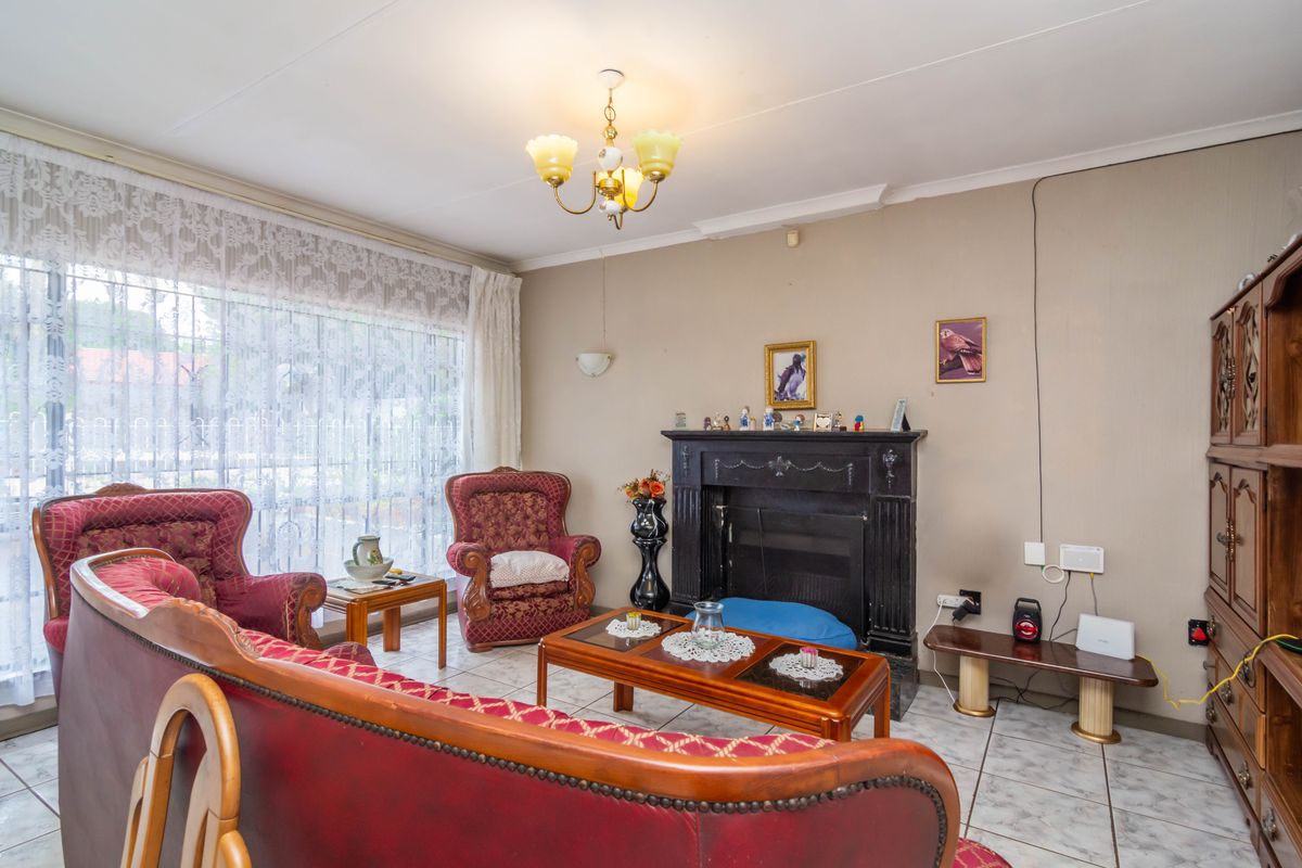 Charming Corner 3-Bedroom Home on Spacious Corner Stand in Fleurhof - Photo 3