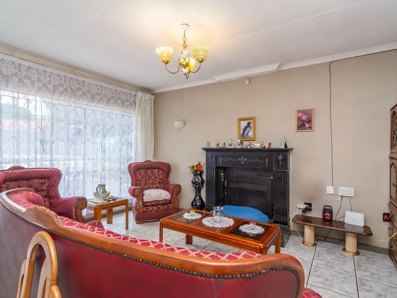 Charming Corner 3-Bedroom Home on Spacious Corner Stand in Fleurhof - Photo 3