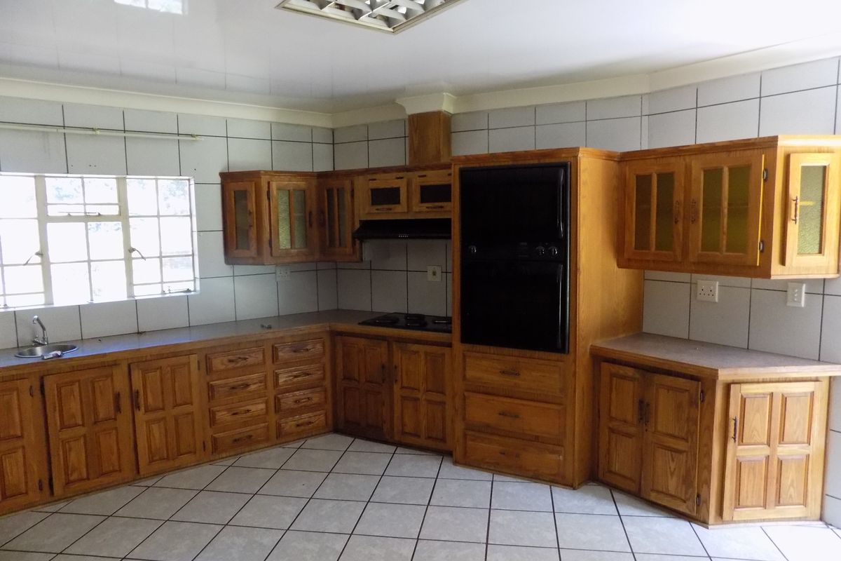 Large family home for sale - Photo 4