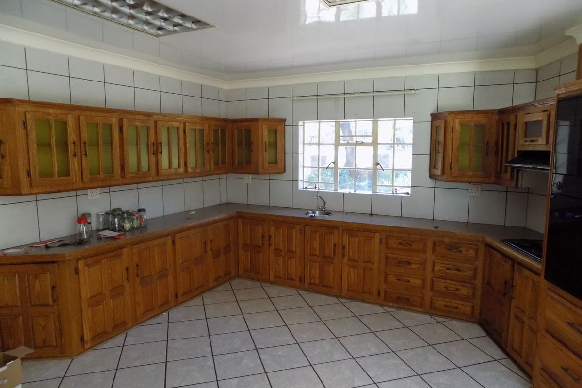 Large family home for sale - Photo 5