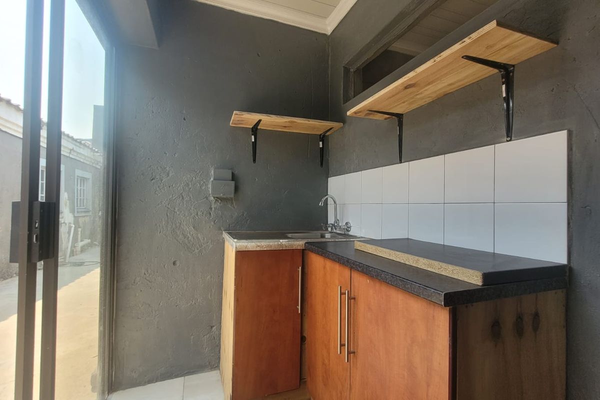 Spacious Bachelor Flatlet in Secure Quiet Area - Photo 4