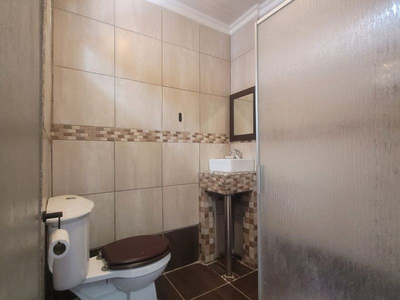 Spacious Bachelor Flatlet in Secure Quiet Area - Photo 3