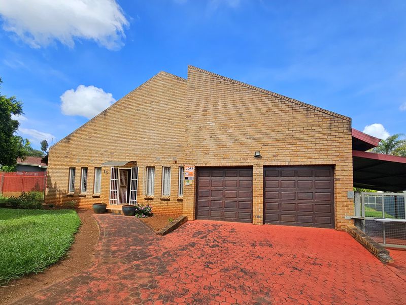 Modern 5-Bedroom Home for Sale in Louis Trichardt - Photo 2