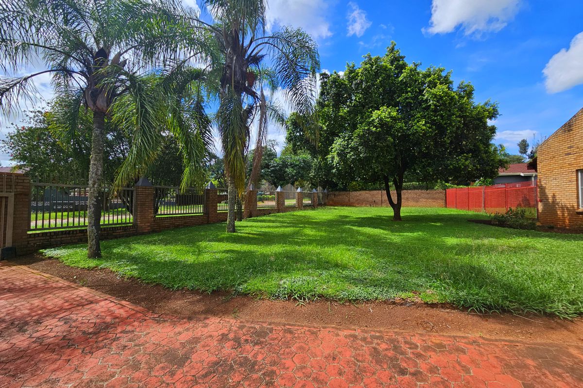 Modern 5-Bedroom Home for Sale in Louis Trichardt - Photo 3