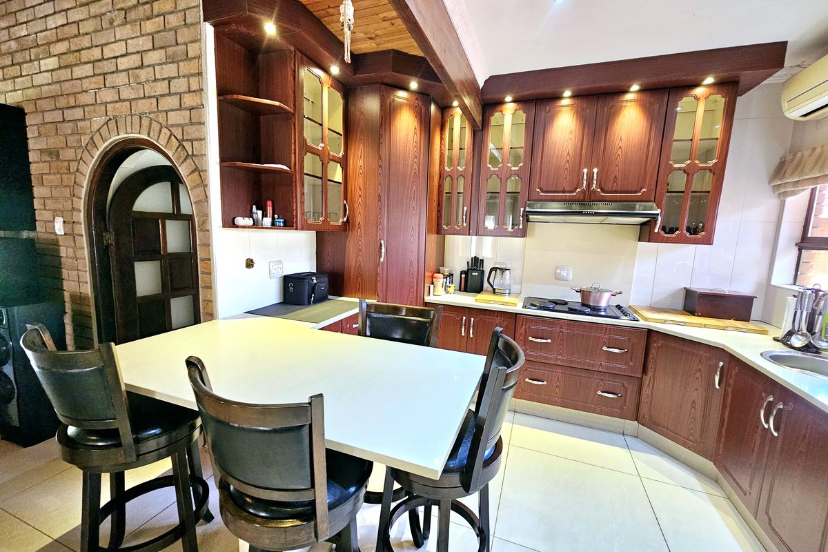 Modern 5-Bedroom Home for Sale in Louis Trichardt - Photo 5