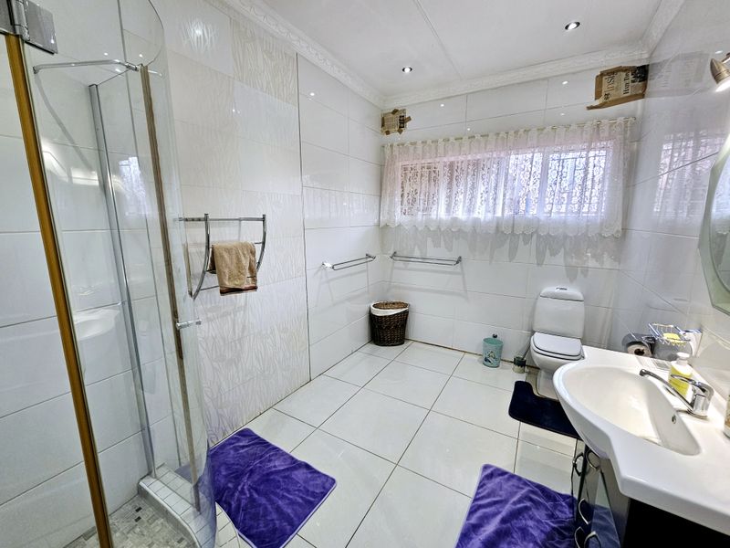 Modern 5-Bedroom Home for Sale in Louis Trichardt - Photo 10