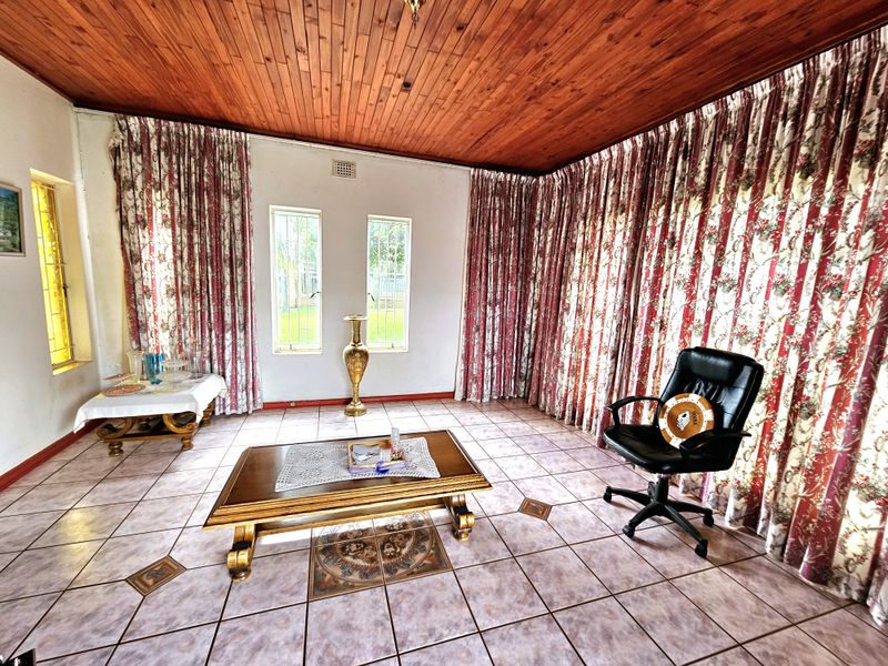 Modern 5-Bedroom Home for Sale in Louis Trichardt - Photo 7