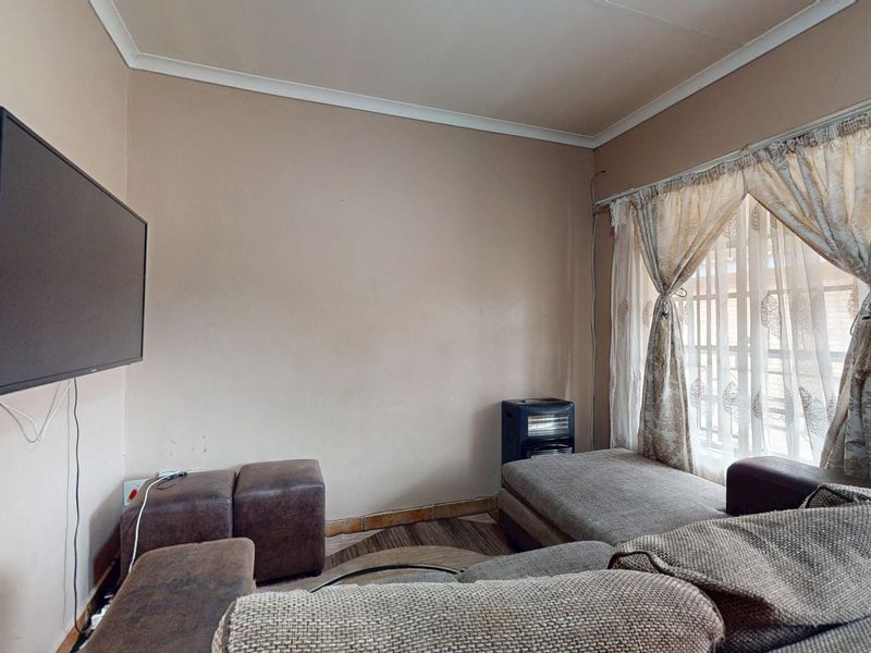 Spacious 1 bedroom apartment—perfect for first-time buyers or investors - Photo 4