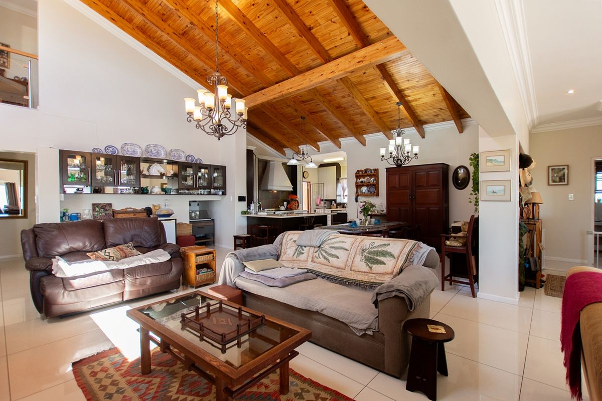 Experience Coastal Luxury Like Never Before: 5-Bedroom Home with Unmatched Lagoon Views - Photo 5