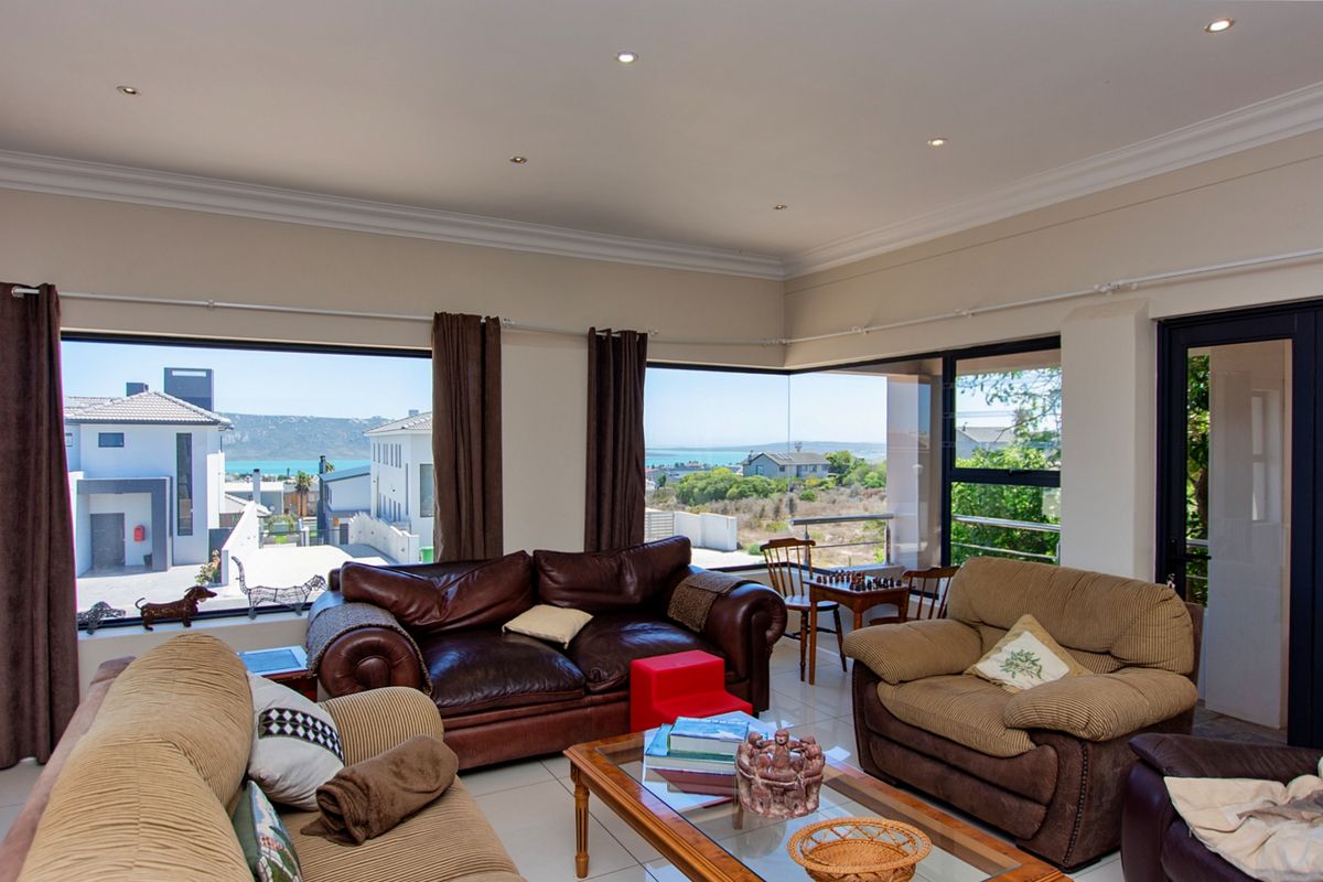 Experience Coastal Luxury Like Never Before: 5-Bedroom Home with Unmatched Lagoon Views - Photo 4