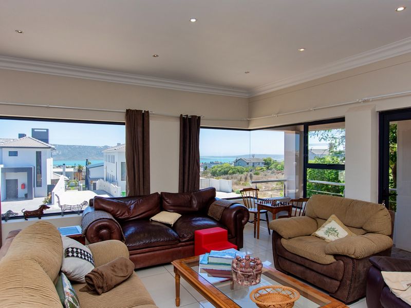 Experience Coastal Luxury Like Never Before: 5-Bedroom Home with Unmatched Lagoon Views - Photo 4