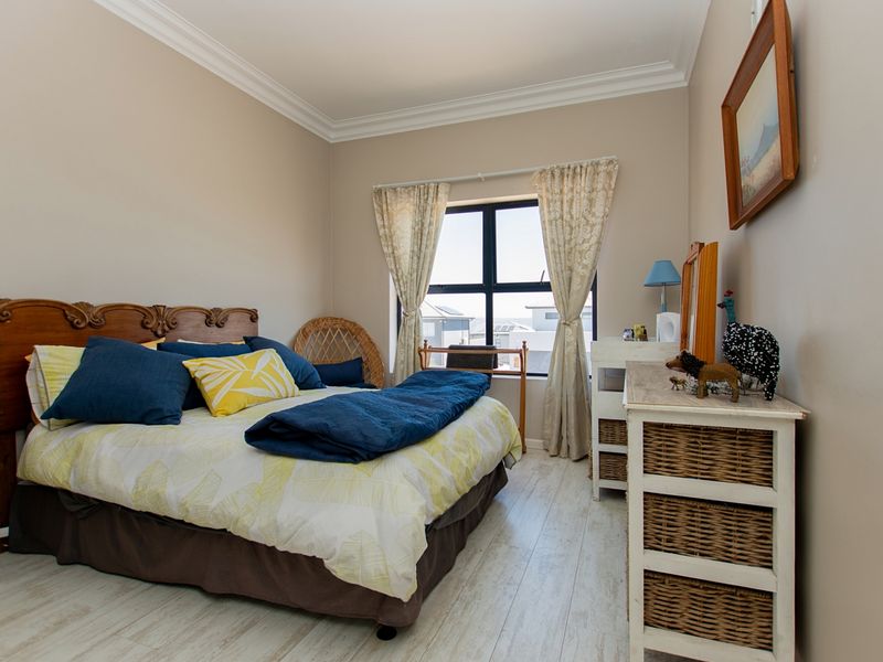 Experience Coastal Luxury Like Never Before: 5-Bedroom Home with Unmatched Lagoon Views - Photo 7