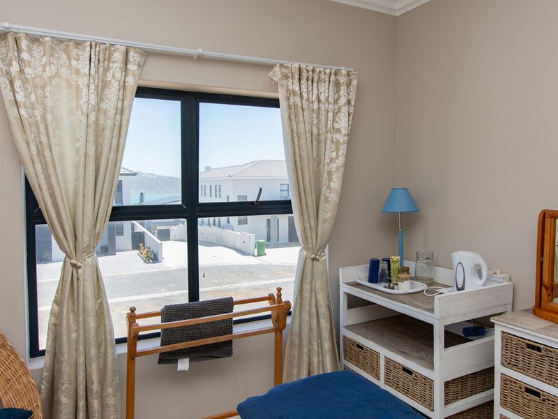 Experience Coastal Luxury Like Never Before: 5-Bedroom Home with Unmatched Lagoon Views - Photo 8